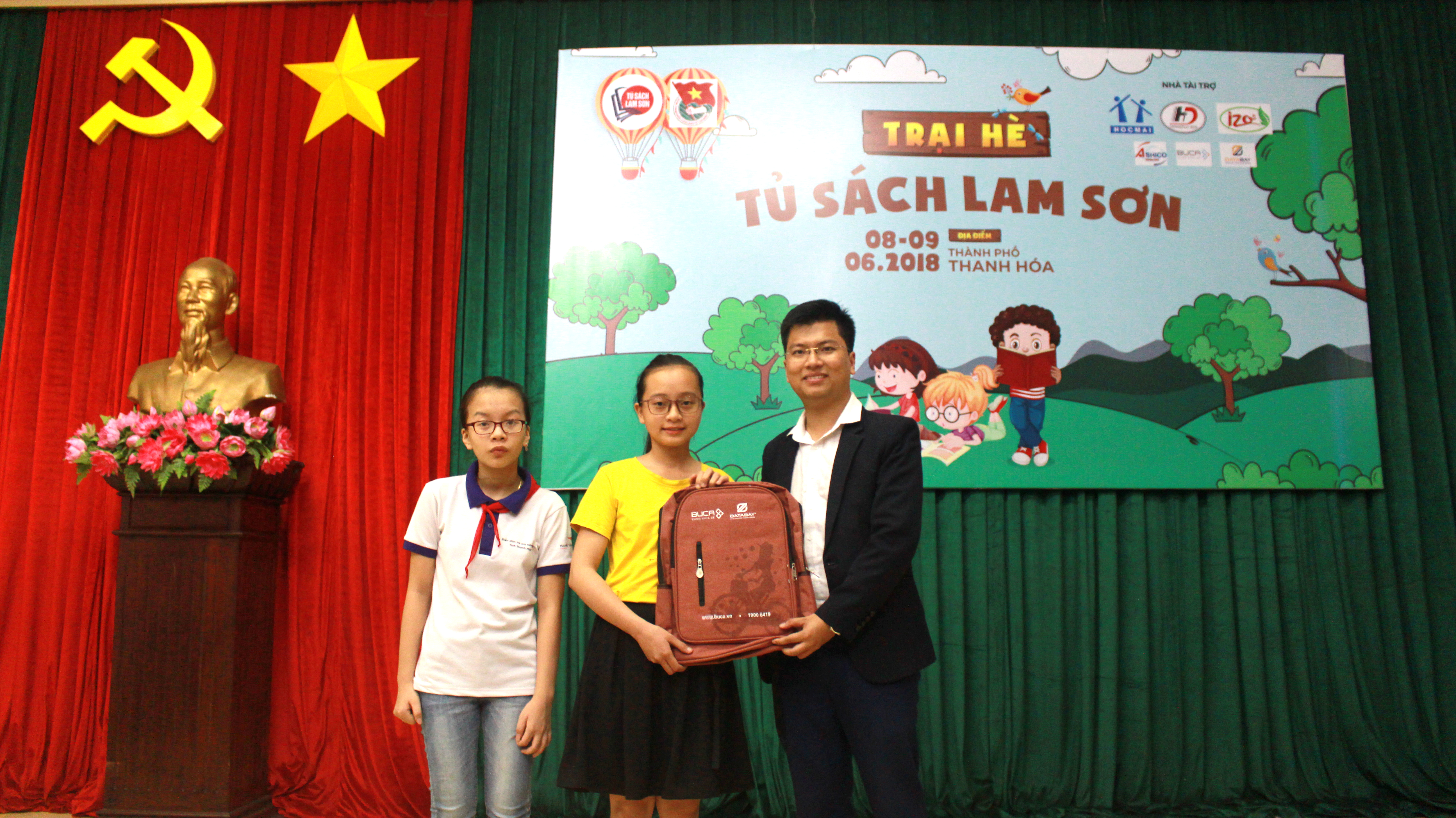 BuCA trao tặng 200 balo cho học sinh xứ Thanh tại Tủ sách Lam Sơn